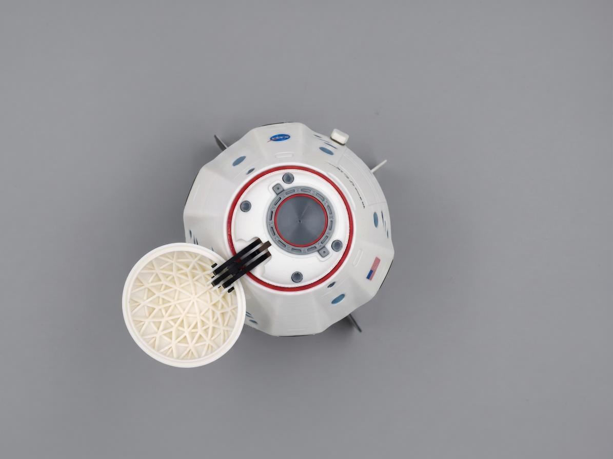 SpaceX Crew Dragon & astronautes — vue 3